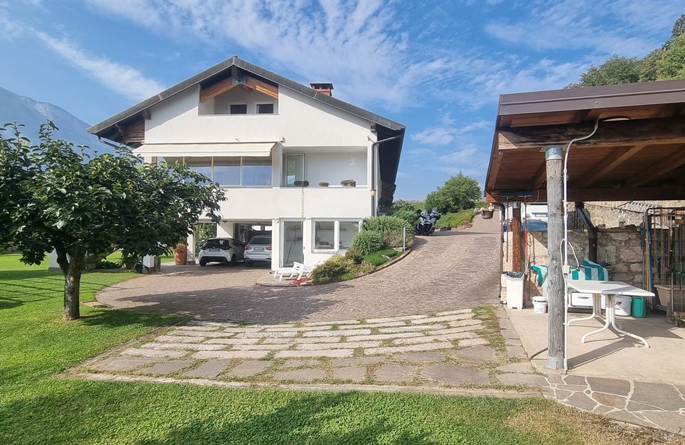 VILLA BIFAMILIARE IN POSIZIONE PANORAMICA E SOLEGGIATA