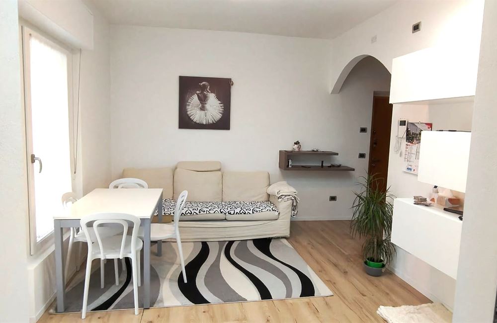 VEZZANO TRE STANZE IN PICCOLA PALAZZINA