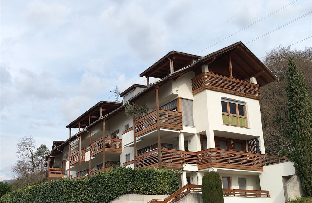 EGNA TRE STANZE CON GARAGE E CANTINA